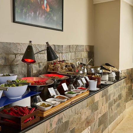 เรอเนสซองส์ ชาร์ม เอล ชีค โกลเดน วิว บีช รีสอร์ต Hotel ชาร์มเอลชีค ภายนอก รูปภาพ A buffet at a hotel