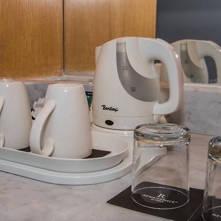 เรอเนสซองส์ ชาร์ม เอล ชีค โกลเดน วิว บีช รีสอร์ต Hotel ชาร์มเอลชีค ภายนอก รูปภาพ A kettle in a hotel room