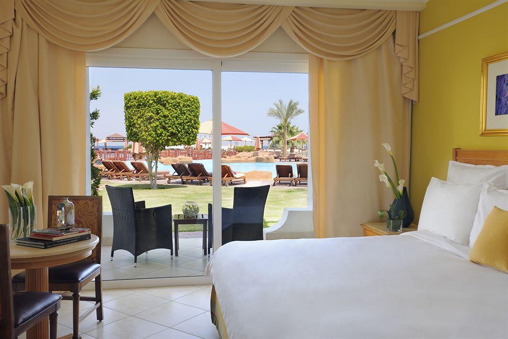 เรอเนสซองส์ ชาร์ม เอล ชีค โกลเดน วิว บีช รีสอร์ต Hotel ชาร์มเอลชีค ภายนอก รูปภาพ A room at the Hilton Sharm El Sheikh