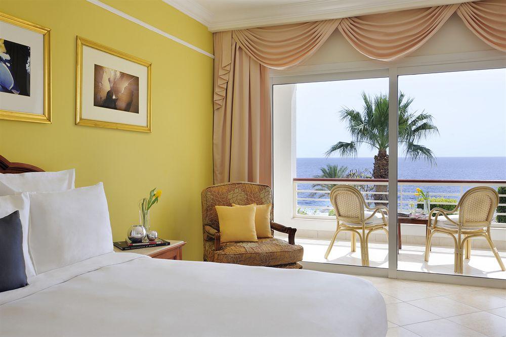 เรอเนสซองส์ ชาร์ม เอล ชีค โกลเดน วิว บีช รีสอร์ต Hotel ชาร์มเอลชีค ภายนอก รูปภาพ A room at the Hilton Sharm El Sheikh