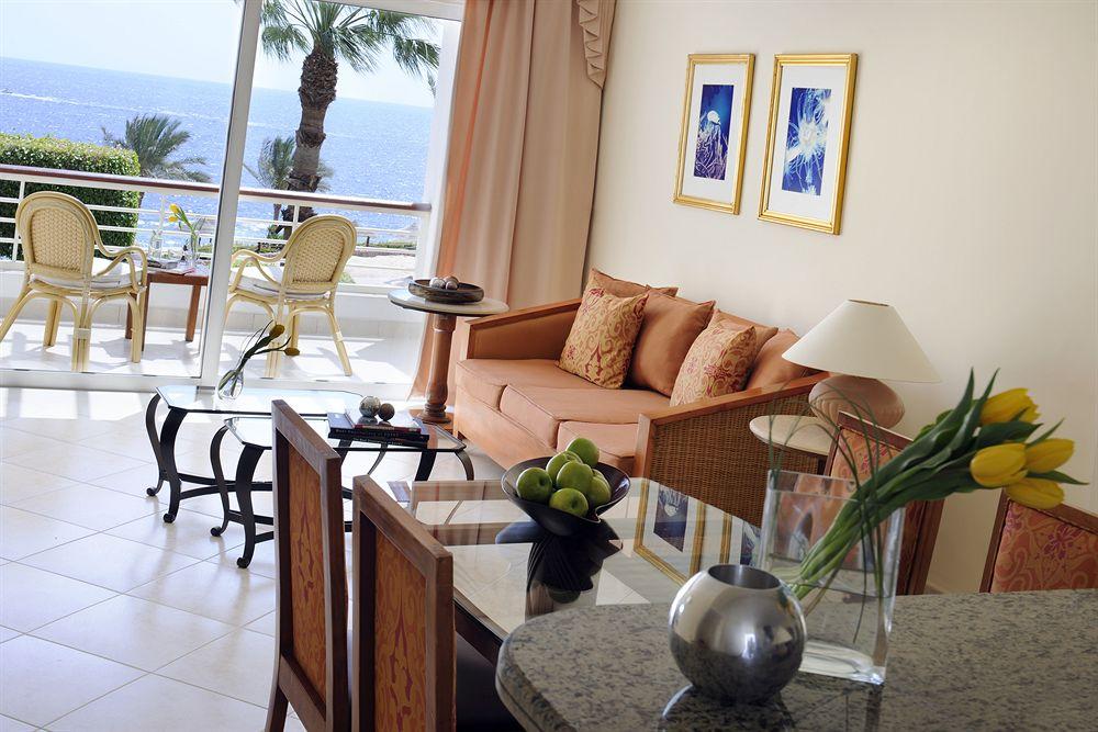 เรอเนสซองส์ ชาร์ม เอล ชีค โกลเดน วิว บีช รีสอร์ต Hotel ชาร์มเอลชีค ภายนอก รูปภาพ A suite at the Hilton Sharm El Sheikh Resort