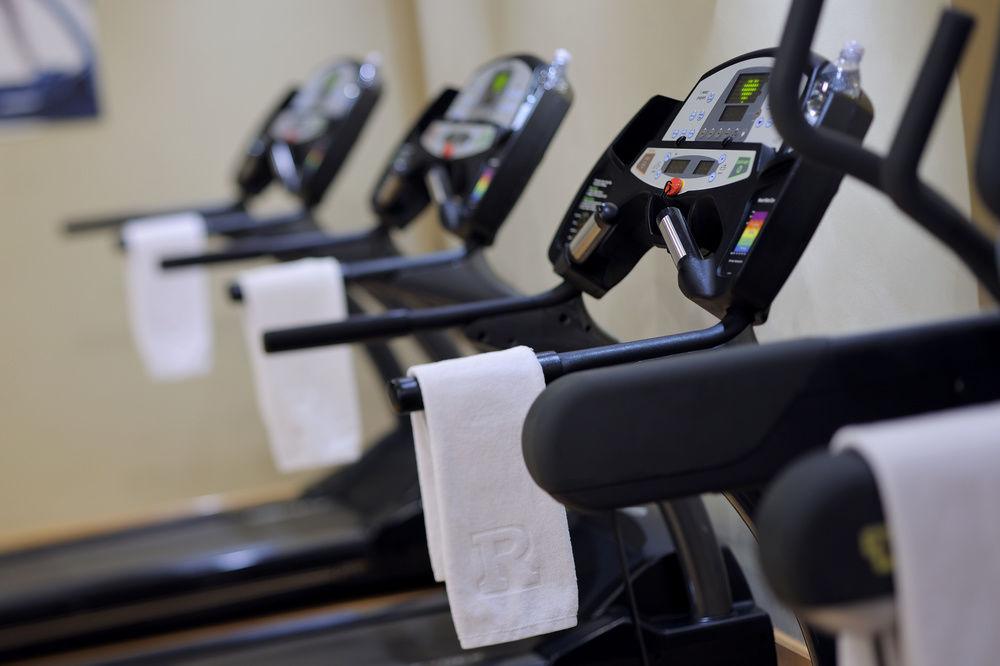 เรอเนสซองส์ ชาร์ม เอล ชีค โกลเดน วิว บีช รีสอร์ต Hotel ชาร์มเอลชีค ภายนอก รูปภาพ A row of treadmills