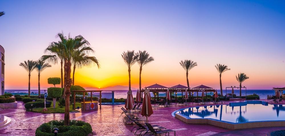 เรอเนสซองส์ ชาร์ม เอล ชีค โกลเดน วิว บีช รีสอร์ต Hotel ชาร์มเอลชีค ภายนอก รูปภาพ Sunset at the Hilton Sharm El Sheikh