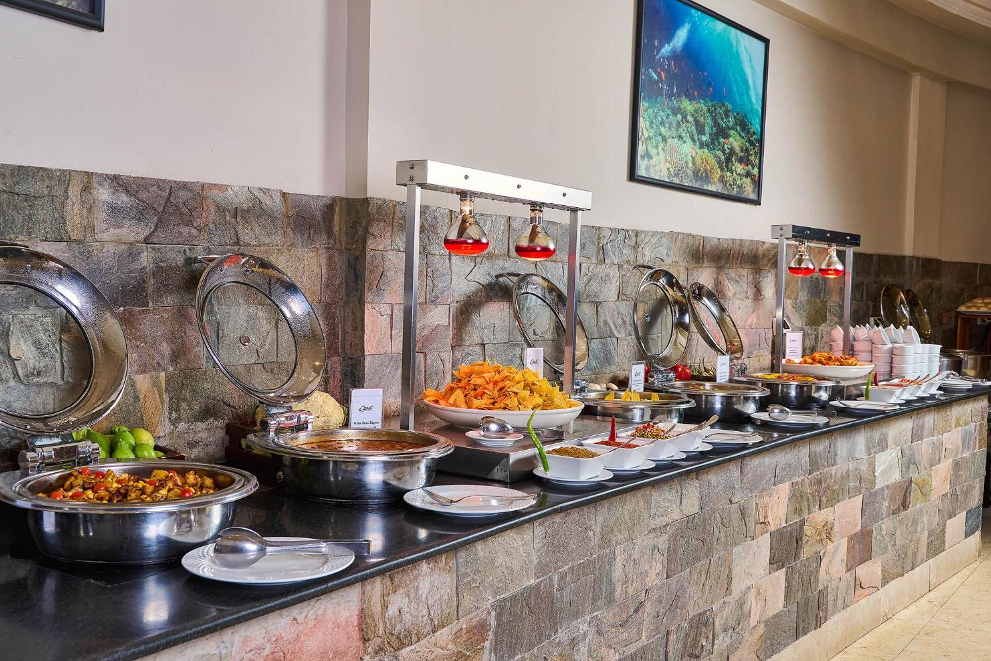เรอเนสซองส์ ชาร์ม เอล ชีค โกลเดน วิว บีช รีสอร์ต Hotel ชาร์มเอลชีค ภายนอก รูปภาพ A buffet at a hotel