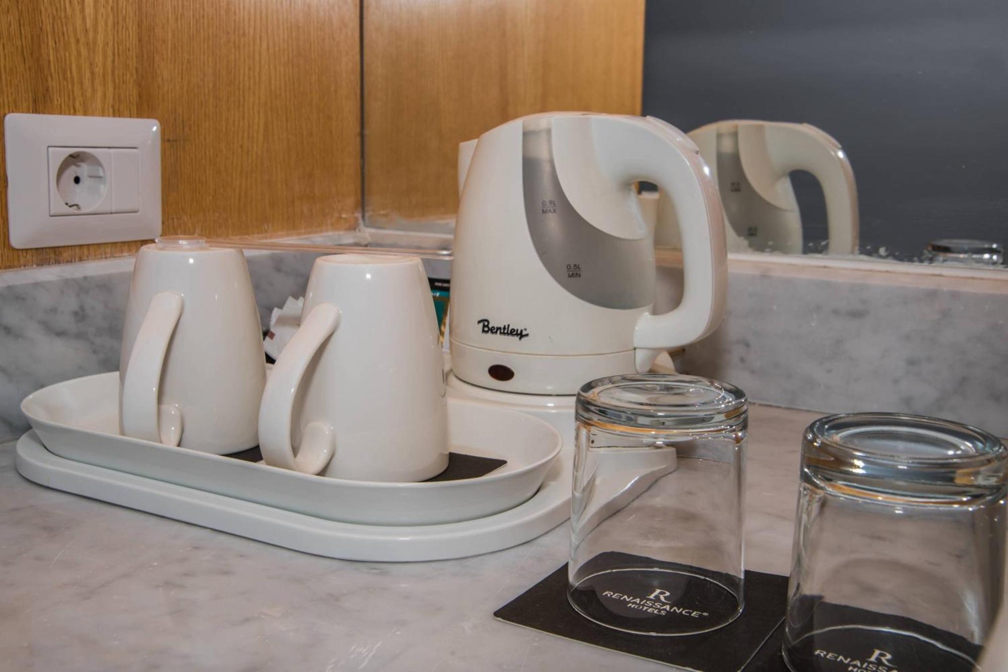 เรอเนสซองส์ ชาร์ม เอล ชีค โกลเดน วิว บีช รีสอร์ต Hotel ชาร์มเอลชีค ภายนอก รูปภาพ A kettle in a hotel room