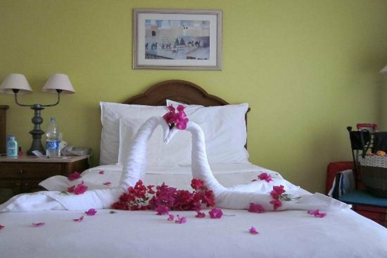 เรอเนสซองส์ ชาร์ม เอล ชีค โกลเดน วิว บีช รีสอร์ต Hotel ชาร์มเอลชีค ภายนอก รูปภาพ A bed with a towel swan